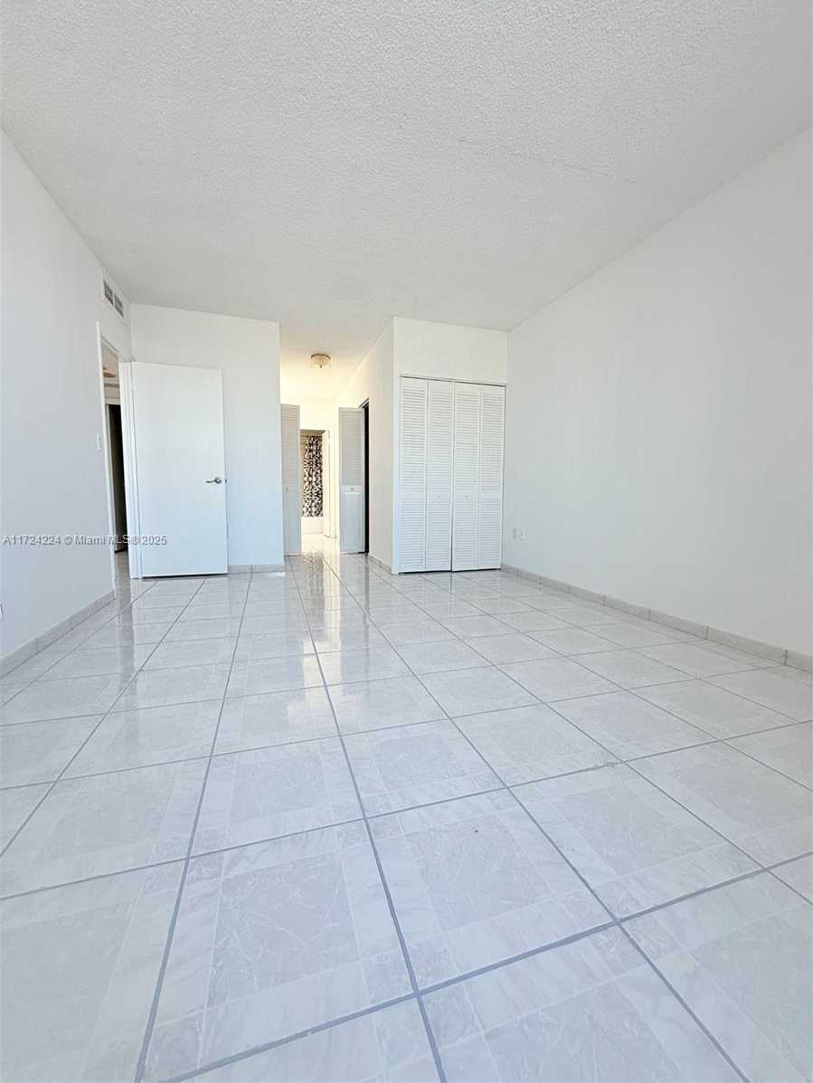 Small Image of 500 BAYVIEW DR #1031, Sunny Isles Beach Number 23