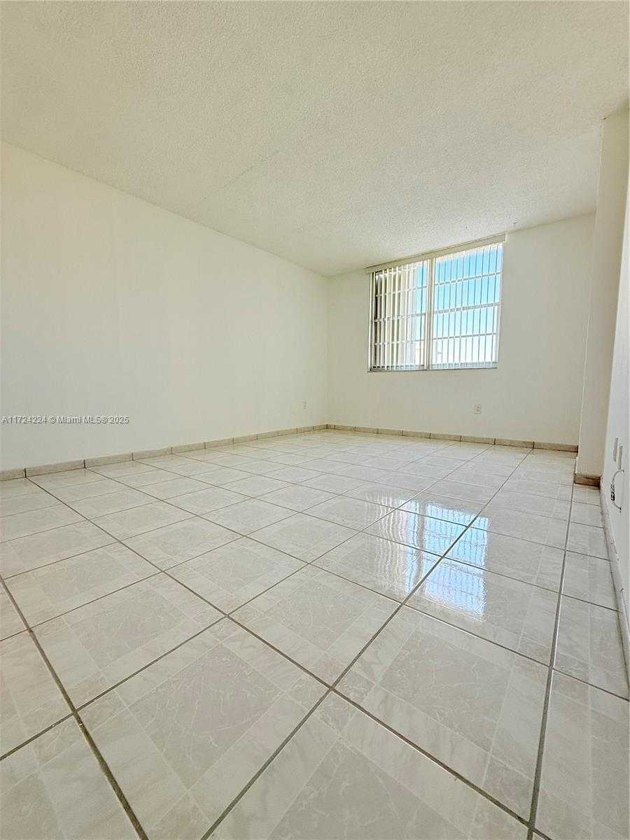 Small Image of 500 BAYVIEW DR #1031, Sunny Isles Beach Number 25