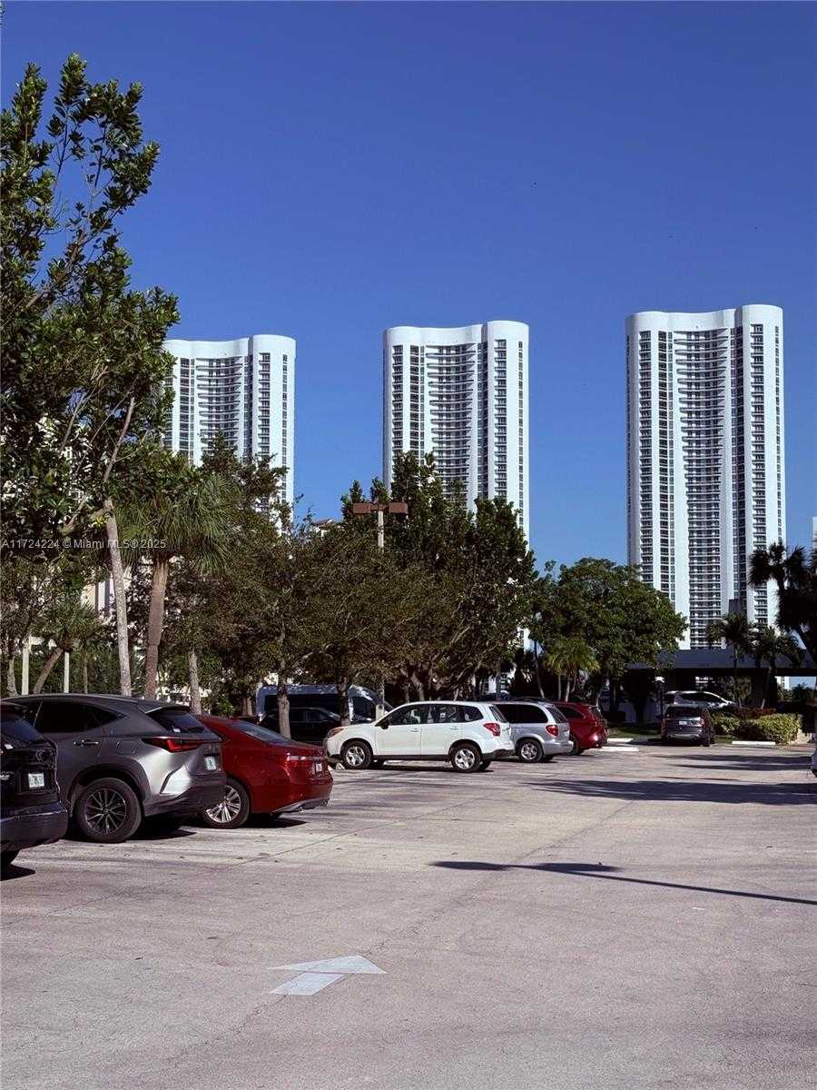 Small Image of 500 BAYVIEW DR #1031, Sunny Isles Beach Number 3