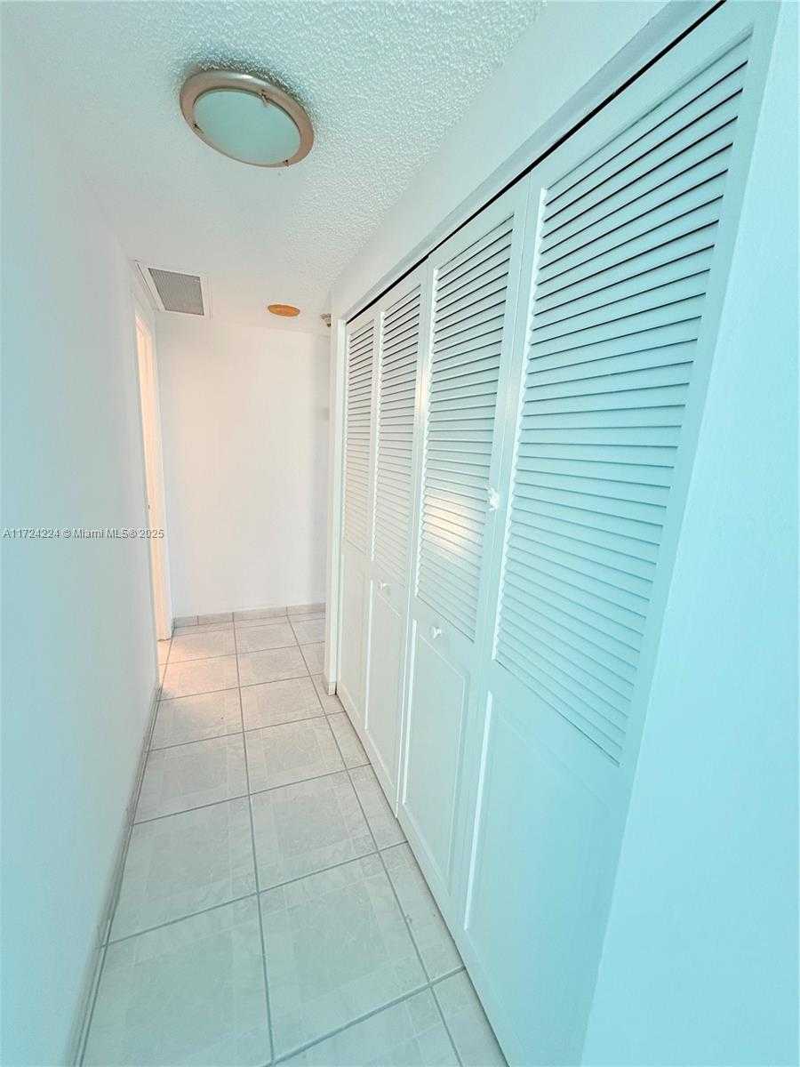 Small Image of 500 BAYVIEW DR #1031, Sunny Isles Beach Number 31