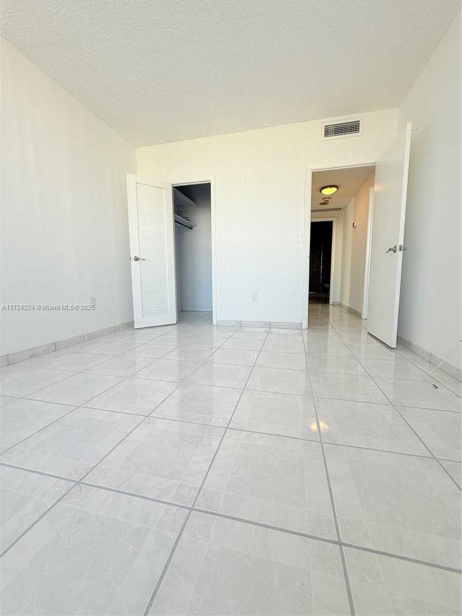 Small Image of 500 BAYVIEW DR #1031, Sunny Isles Beach Number 37