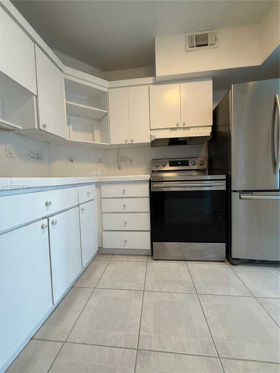 Small Image of 500 BAYVIEW DR #1031, Sunny Isles Beach Number 9