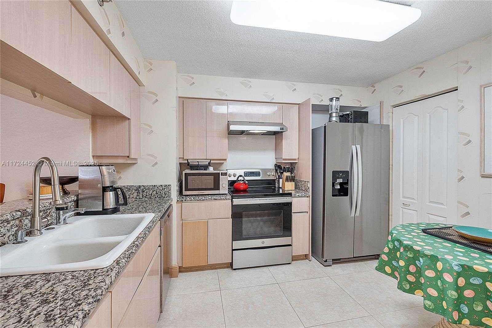Small Image of 5757 COLLINS AVE #403, Miami Beach Number 6