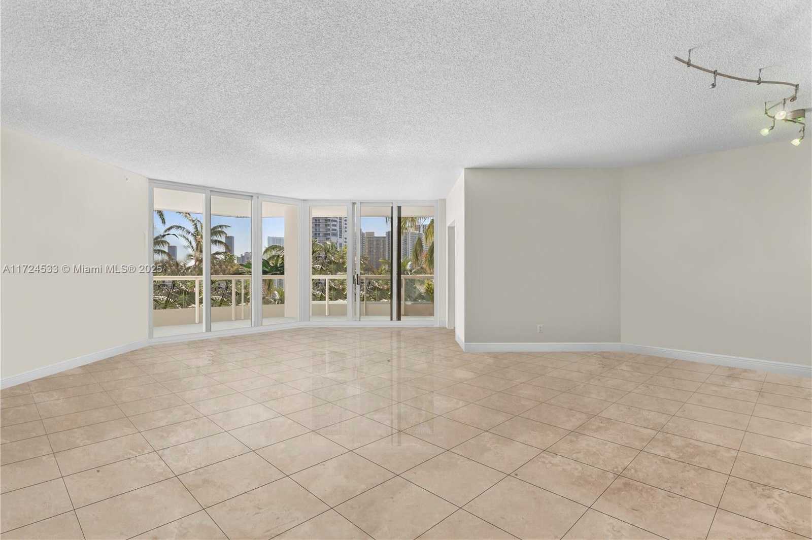 Small Image of 21050 POINT PL #502, Aventura Number 3