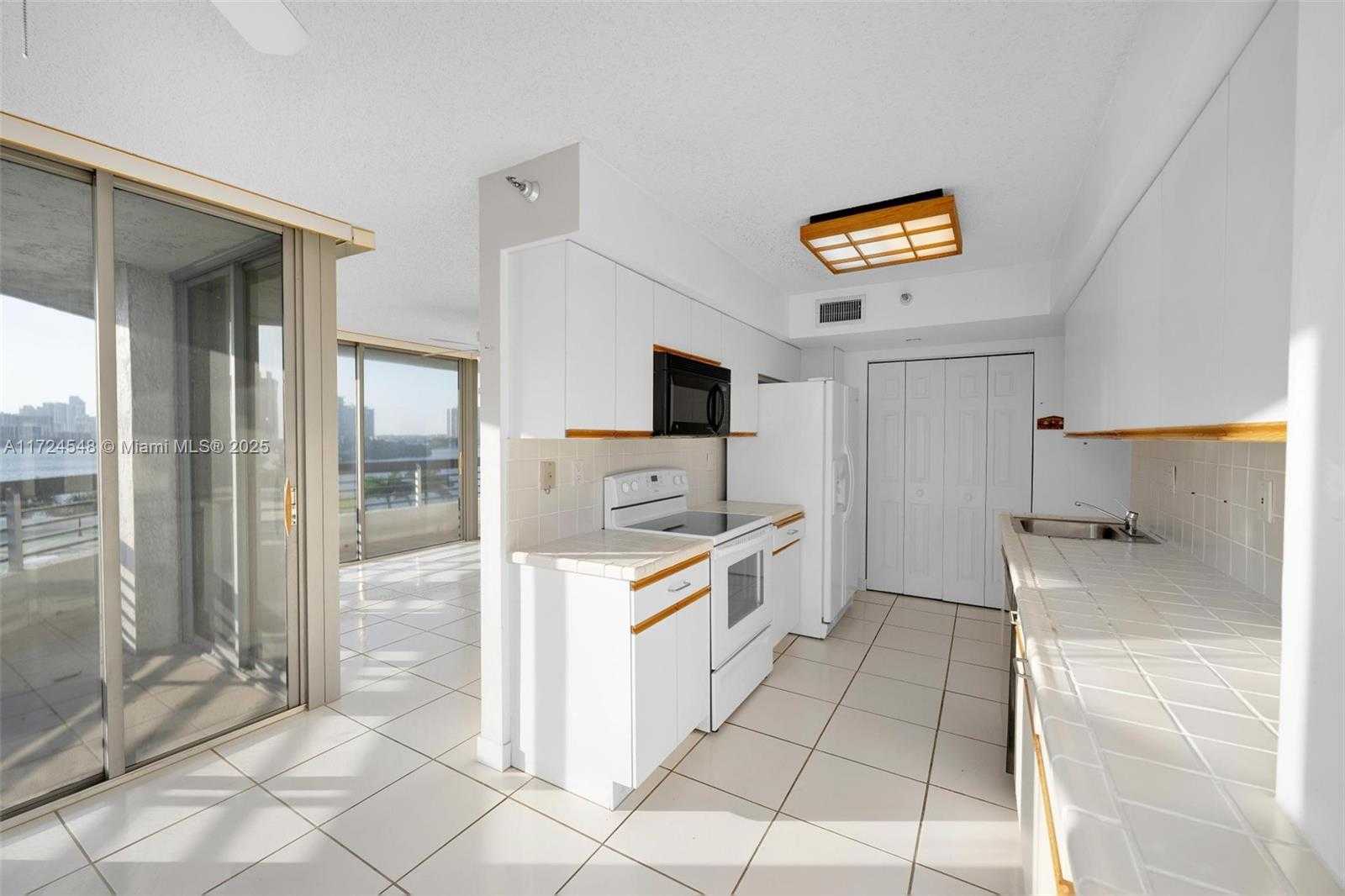 Small Image of 3530 MYSTIC POINTE DR #710, Aventura Number 16
