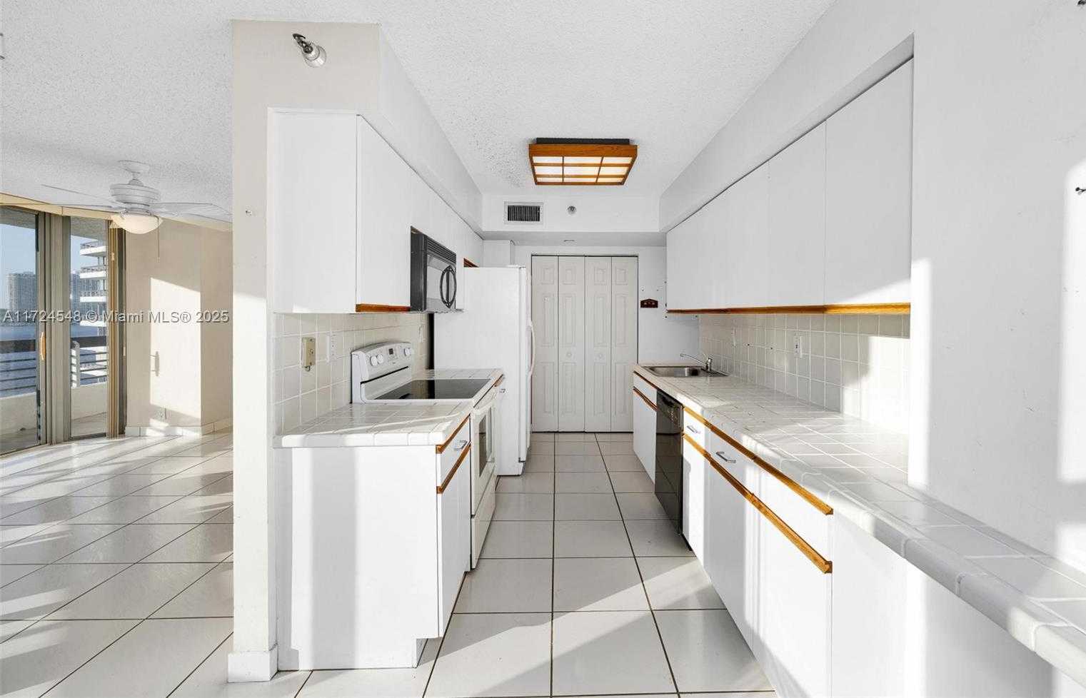 Small Image of 3530 MYSTIC POINTE DR #710, Aventura Number 5