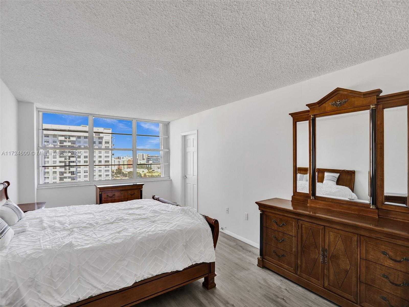 Small Image of 18071 BISCAYNE BLVD #1701, Aventura Number 36