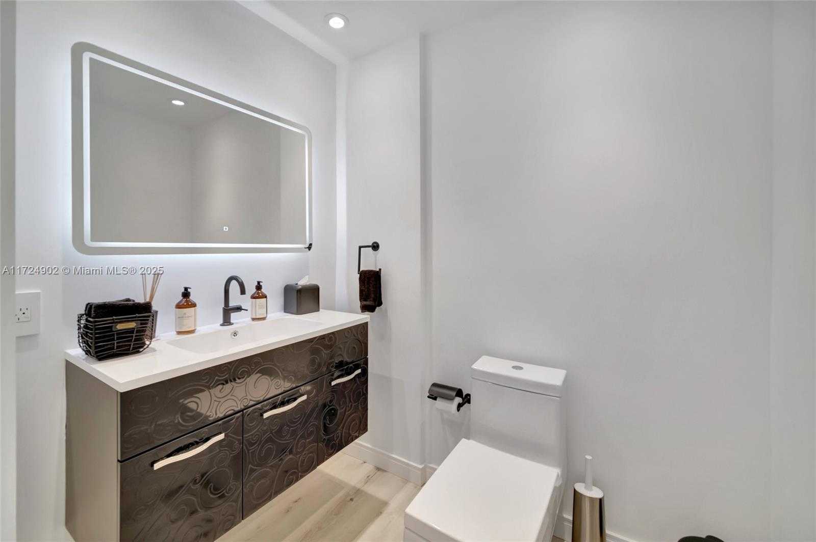 Small Image of 9751 EAST BAY HARBOR DRIVE #PHSB-1604, Bay Harbor Islands Number 16