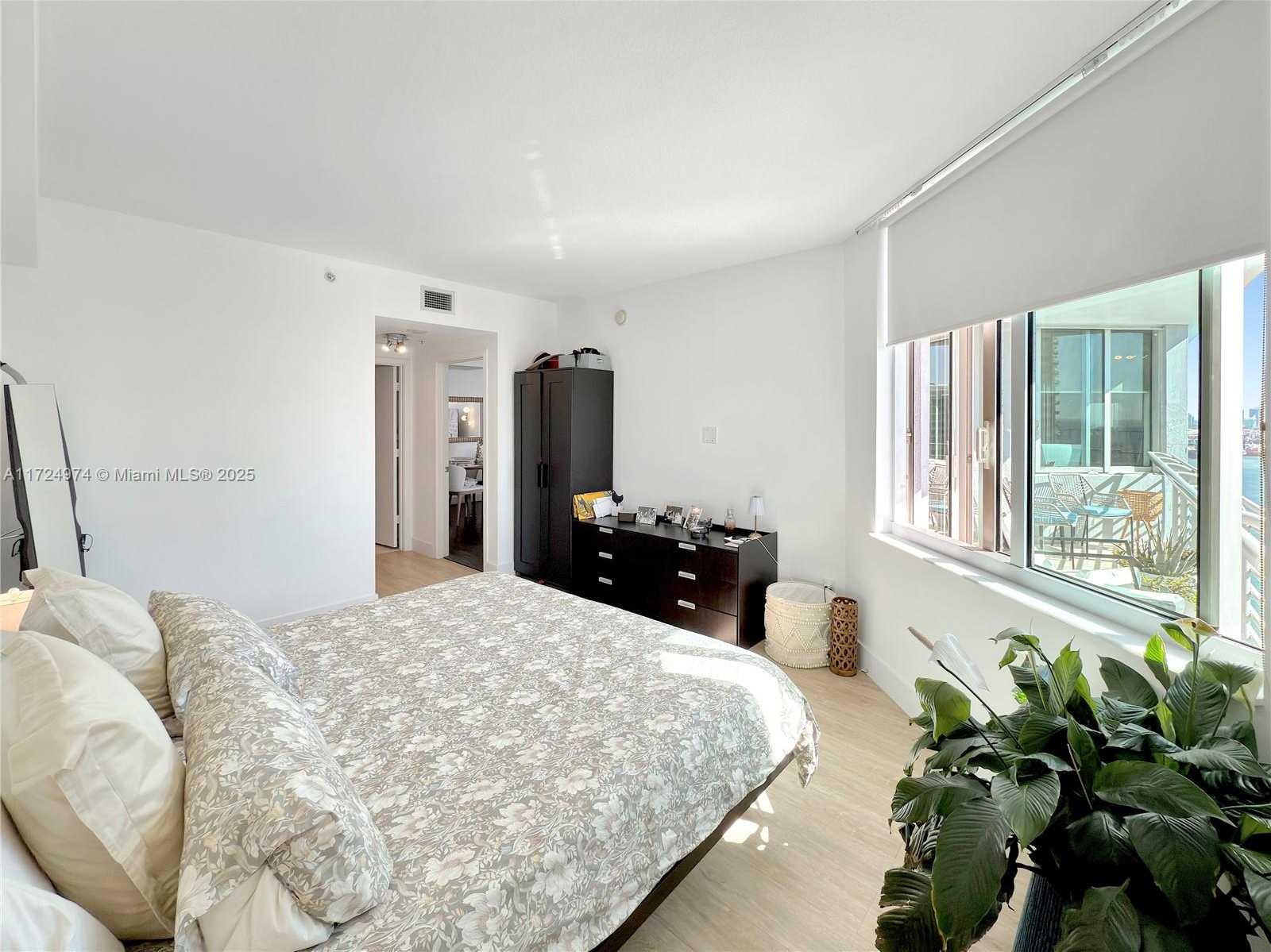 Small Image of 335 SOUTH BISCAYNE BLVD #2905, Miami Number 10