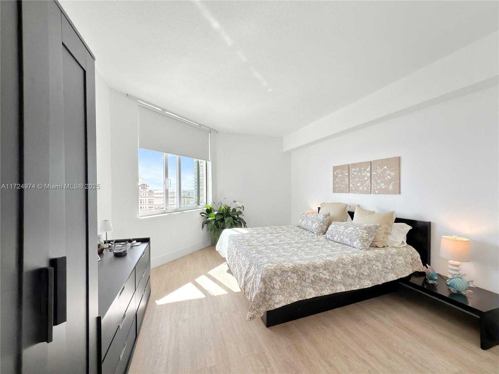 Small Image of 335 SOUTH BISCAYNE BLVD #2905, Miami Number 11
