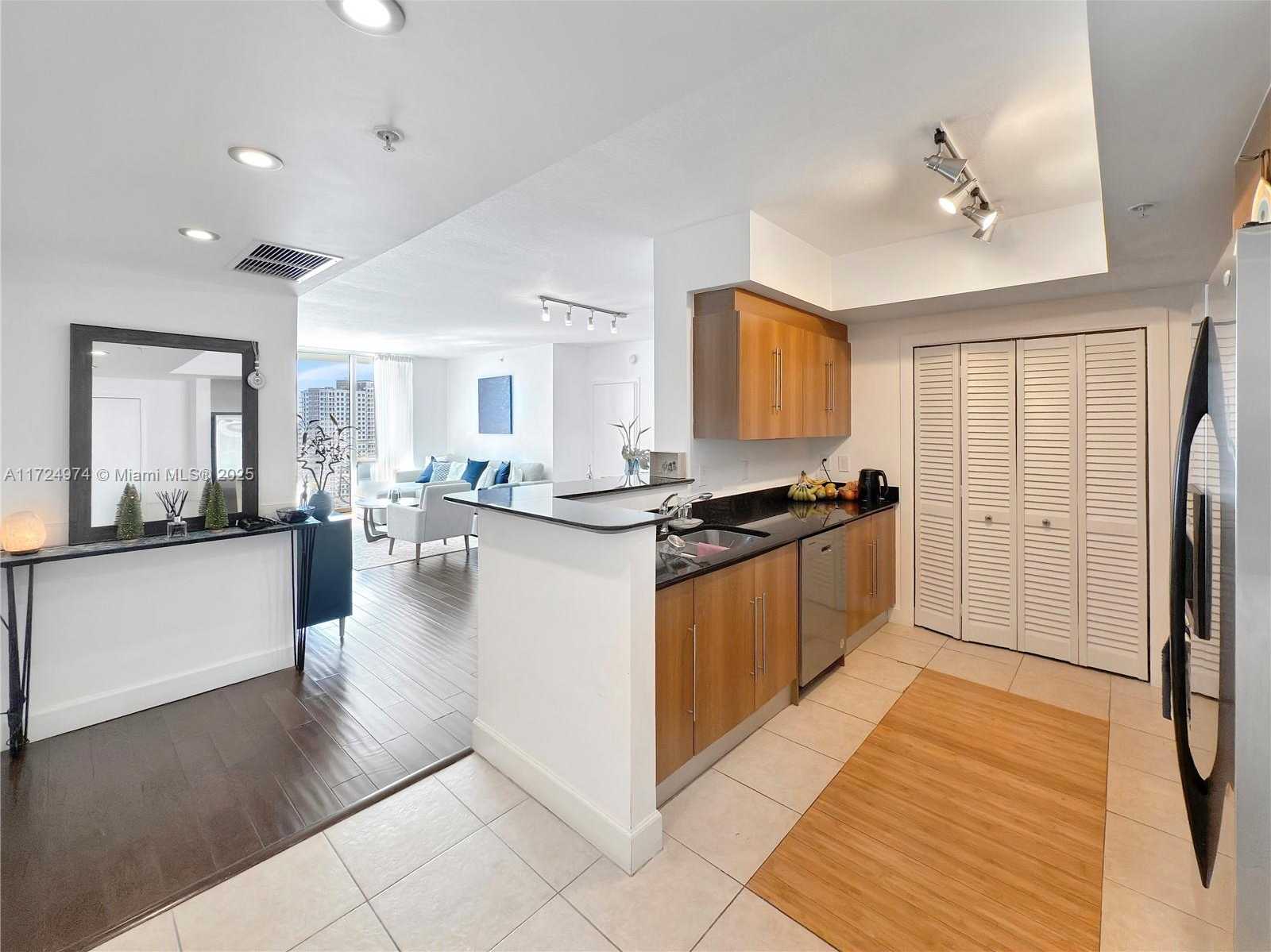 Small Image of 335 SOUTH BISCAYNE BLVD #2905, Miami Number 7