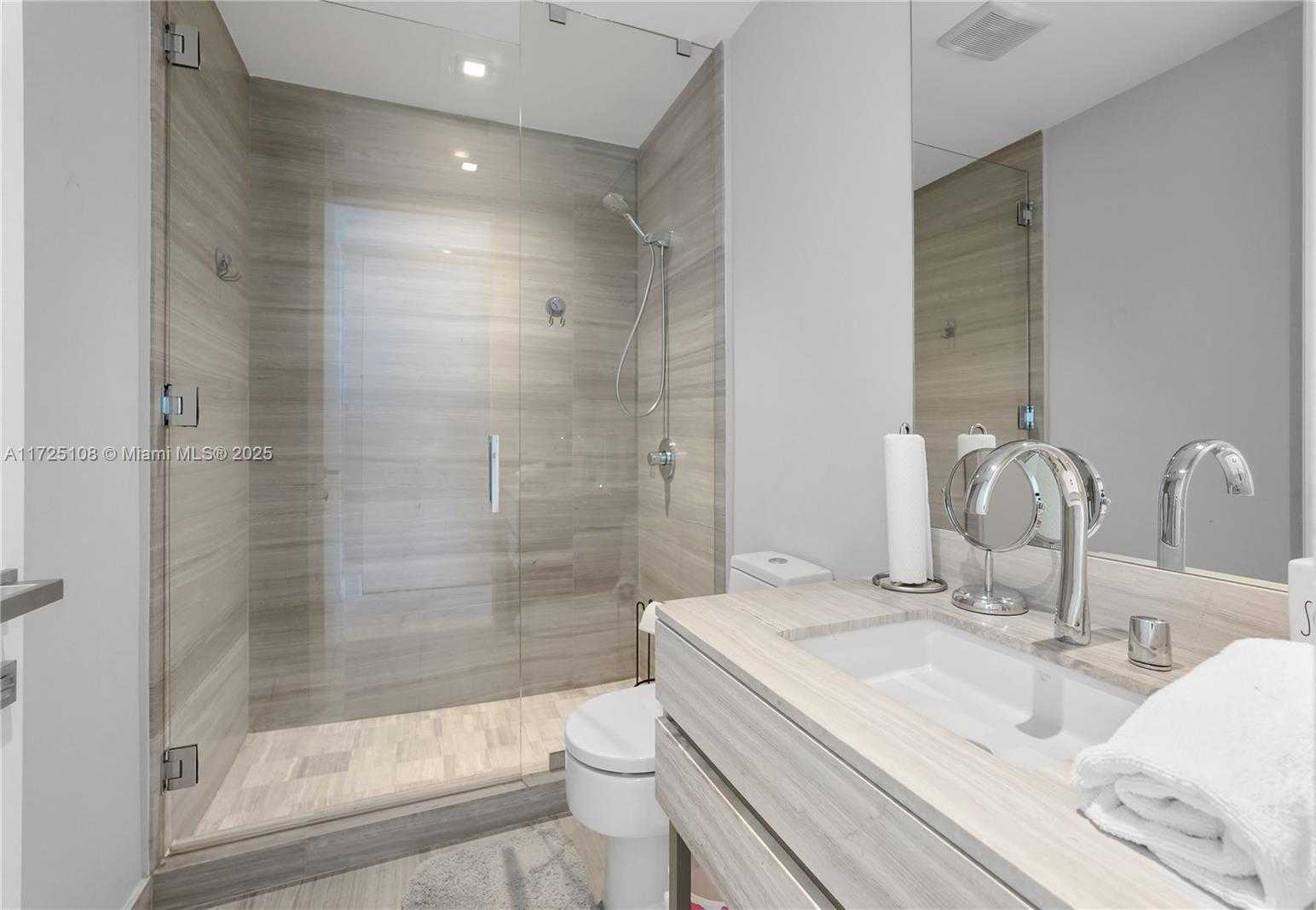 Small Image of 18975 Collins Ave, Sunny Isles Beach, FL 33160, USA Number 19