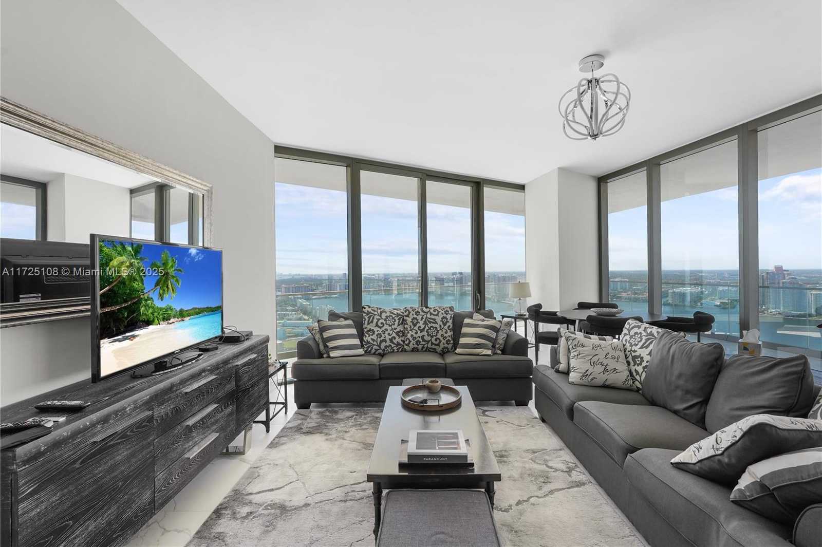 Small Image of 18975 Collins Ave, Sunny Isles Beach, FL 33160, USA Number 3