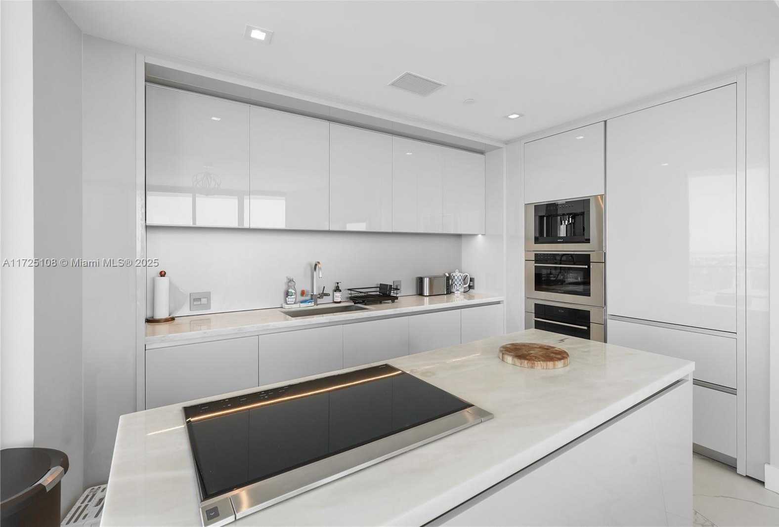 Small Image of 18975 Collins Ave, Sunny Isles Beach, FL 33160, USA Number 9