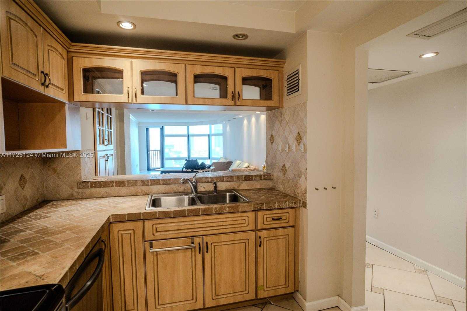 Small Image of 3375 N Country Club Dr, Miami, FL 33180, USA Number 10