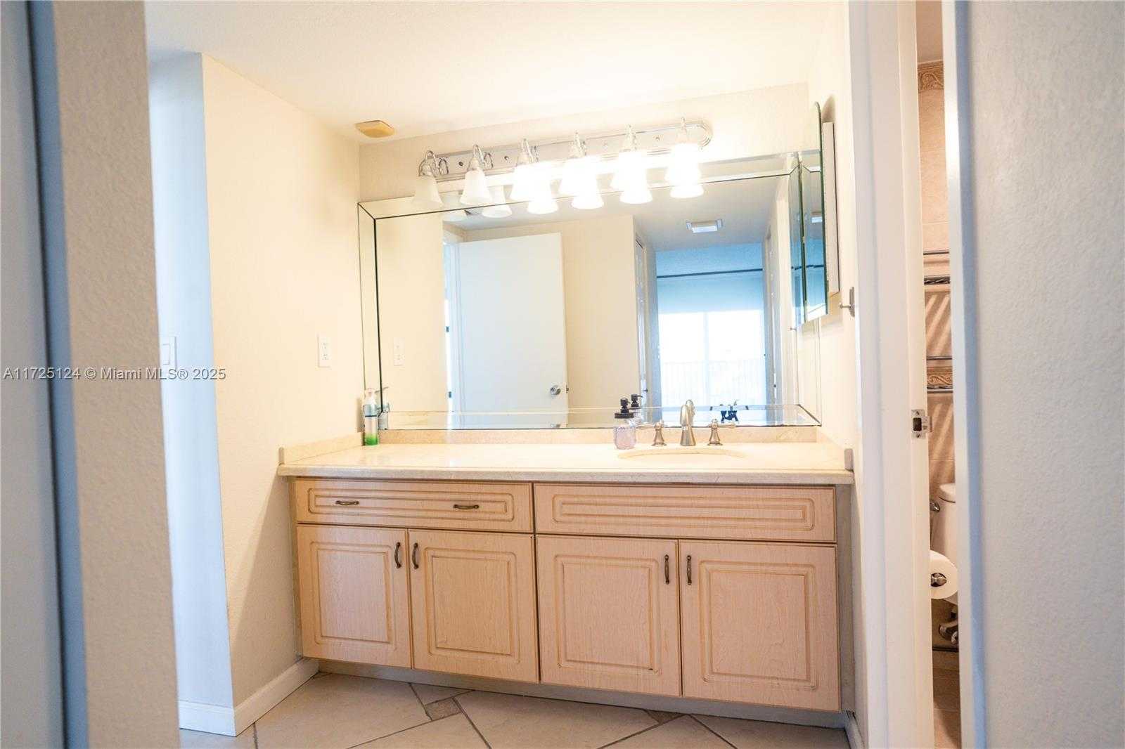 Small Image of 3375 N Country Club Dr, Miami, FL 33180, USA Number 14