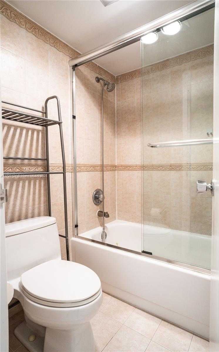 Small Image of 3375 N Country Club Dr, Miami, FL 33180, USA Number 15