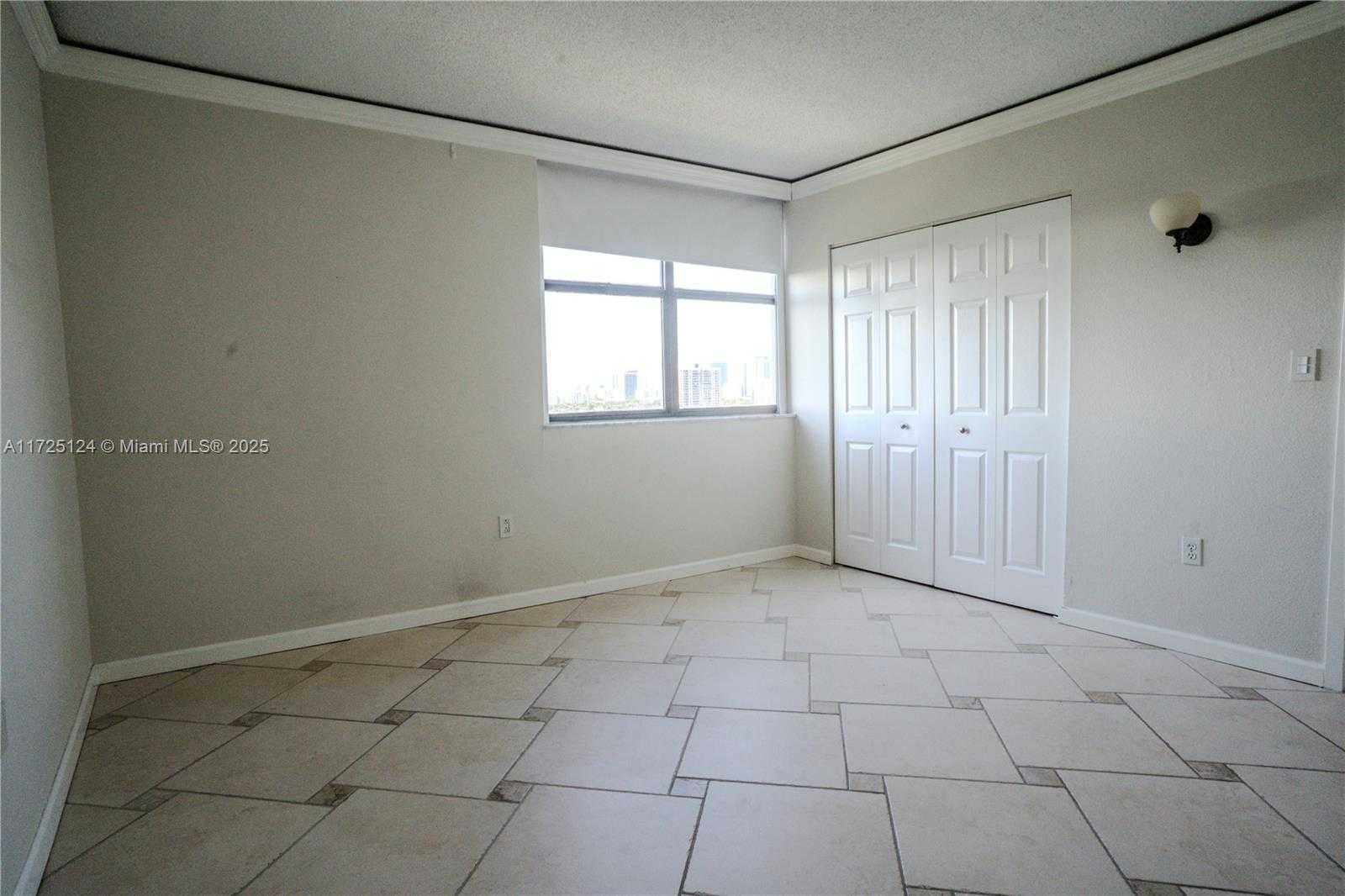 Small Image of 3375 N Country Club Dr, Miami, FL 33180, USA Number 16