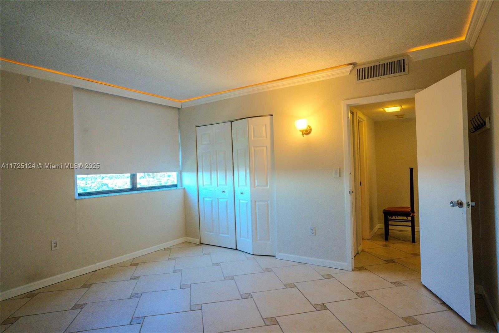 Small Image of 3375 N Country Club Dr, Miami, FL 33180, USA Number 17