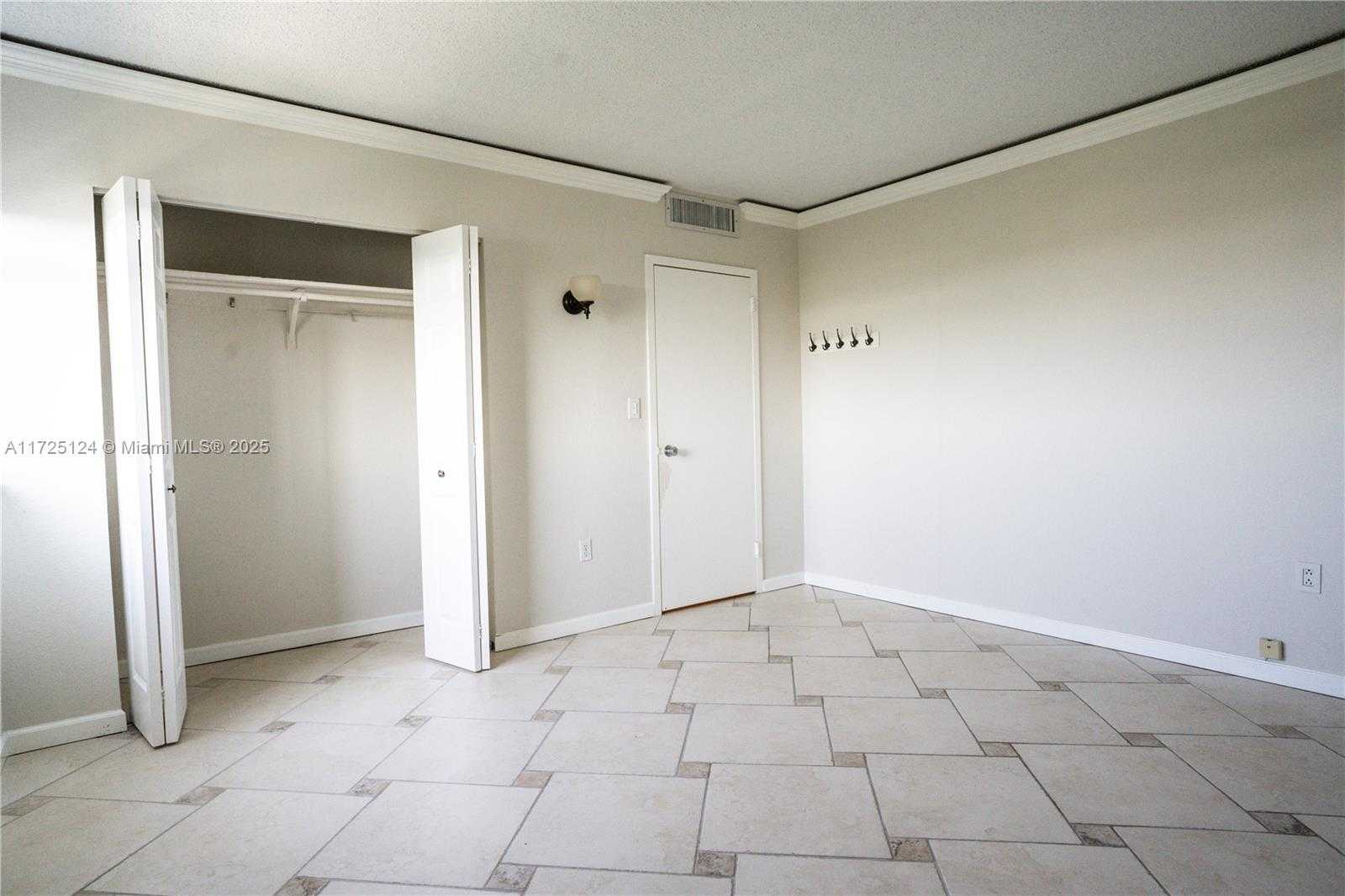 Small Image of 3375 N Country Club Dr, Miami, FL 33180, USA Number 18