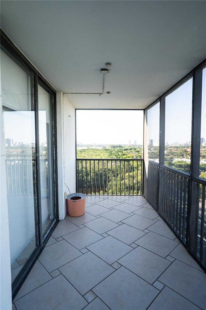 Small Image of 3375 N Country Club Dr, Miami, FL 33180, USA Number 20