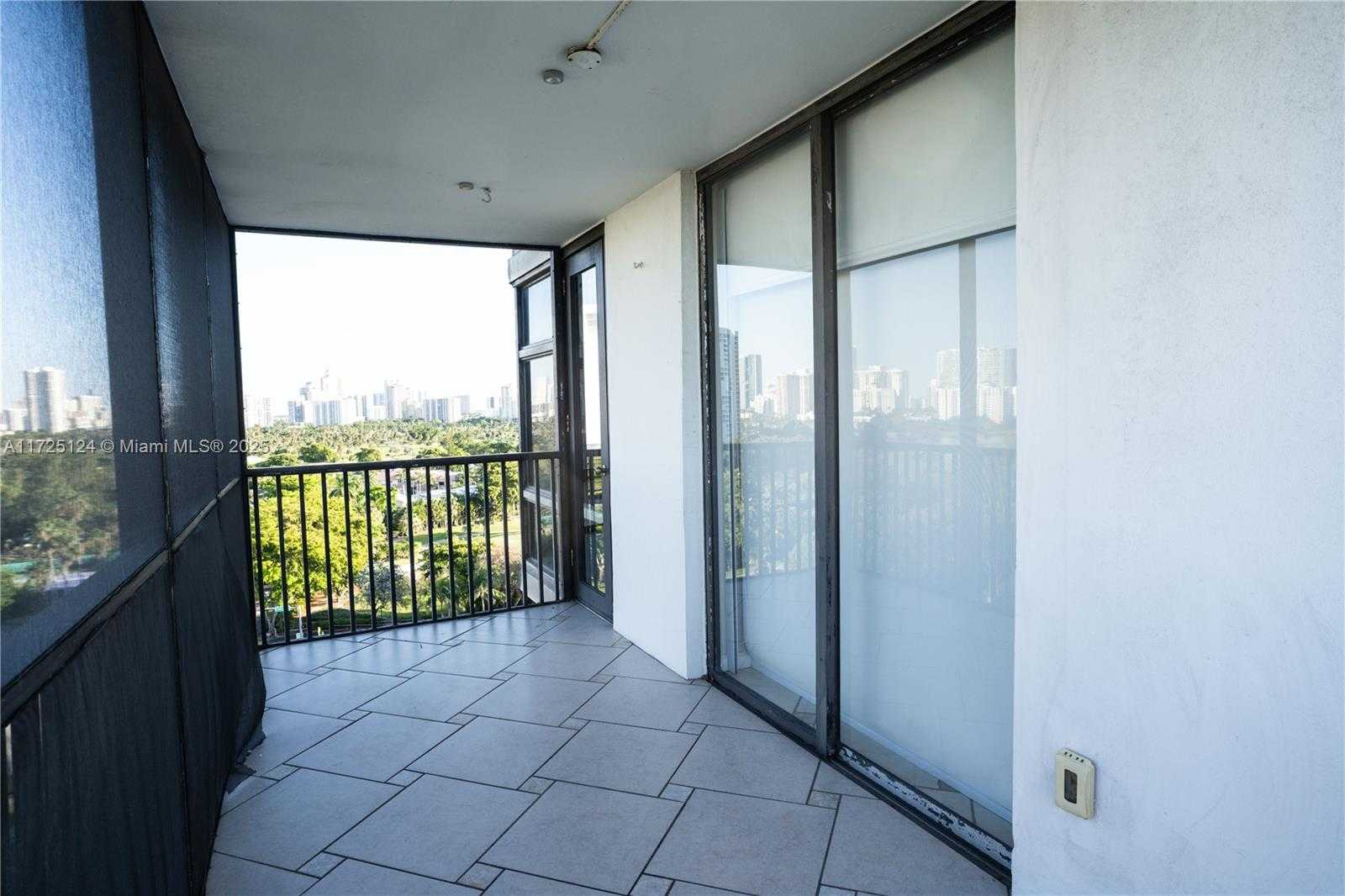 Small Image of 3375 N Country Club Dr, Miami, FL 33180, USA Number 21