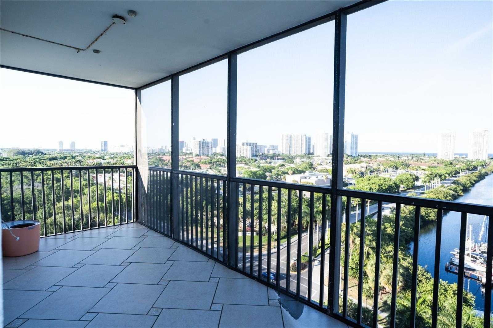 Small Image of 3375 N Country Club Dr, Miami, FL 33180, USA Number 22