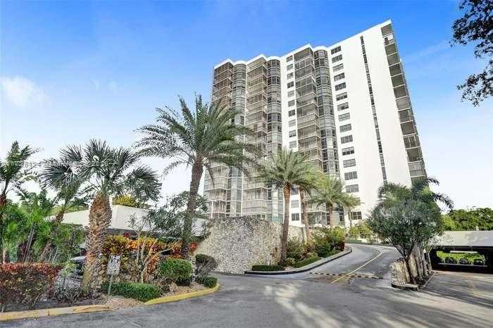 Small Image of 3375 N Country Club Dr, Miami, FL 33180, USA Number 25