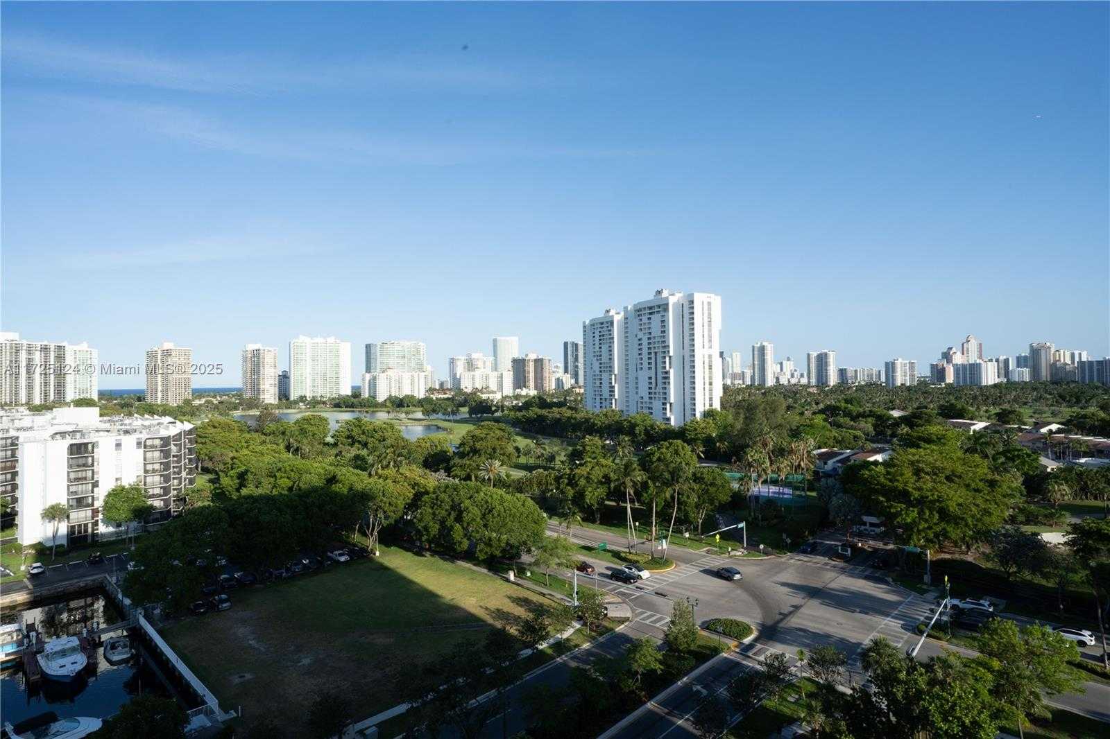 Small Image of 3375 N Country Club Dr, Miami, FL 33180, USA Number 3