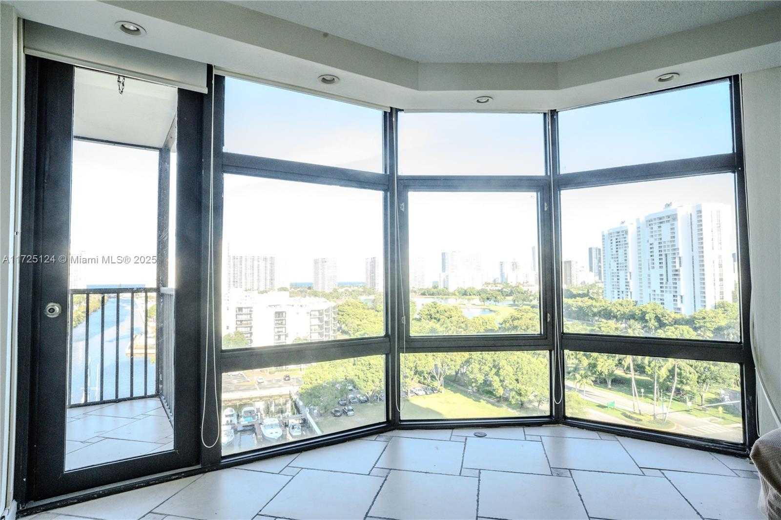 Small Image of 3375 N Country Club Dr, Miami, FL 33180, USA Number 4
