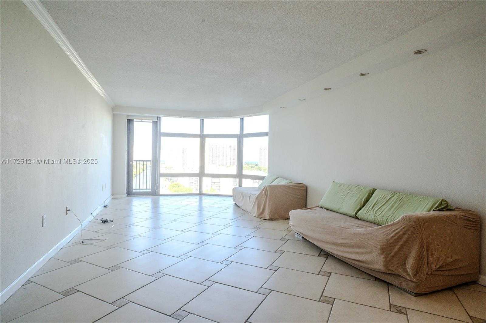 Small Image of 3375 N Country Club Dr, Miami, FL 33180, USA Number 5