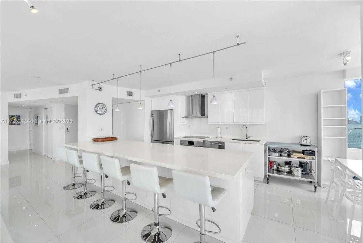 Small Image of 400 SOUTH POINTE DR #1910, Miami Beach Number 16