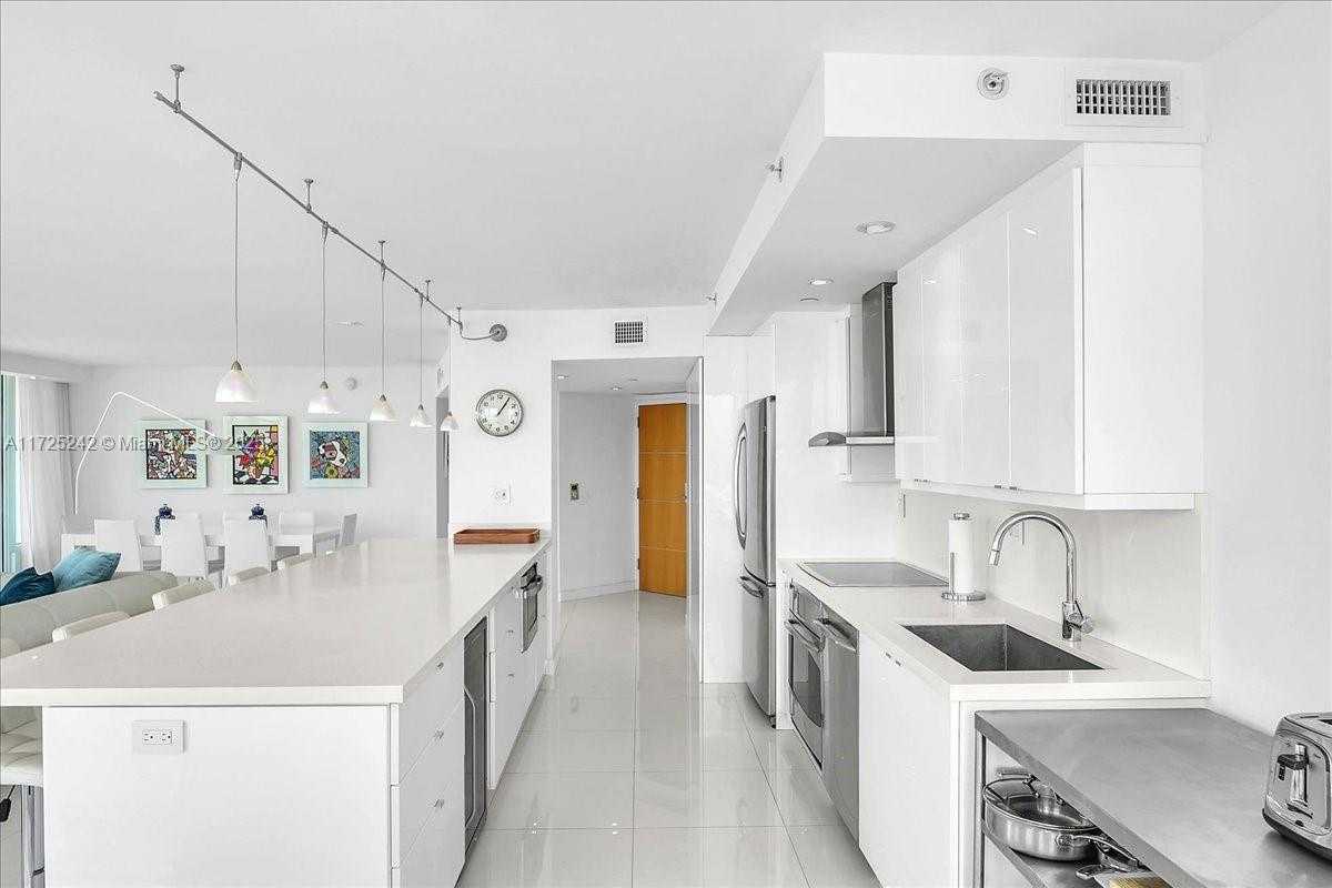 Small Image of 400 SOUTH POINTE DR #1910, Miami Beach Number 20