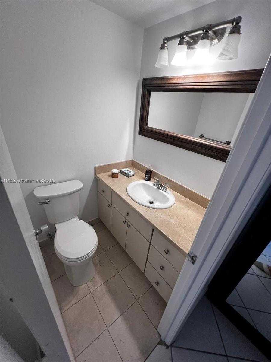 Small Image of 300 BAYVIEW DR #1901, Sunny Isles Beach Number 23
