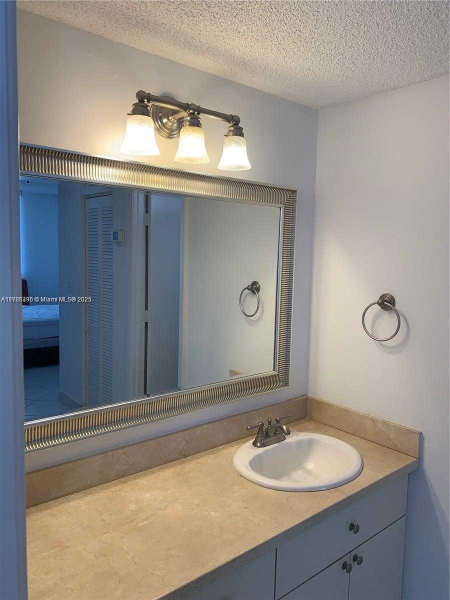 Small Image of 300 BAYVIEW DR #1901, Sunny Isles Beach Number 8