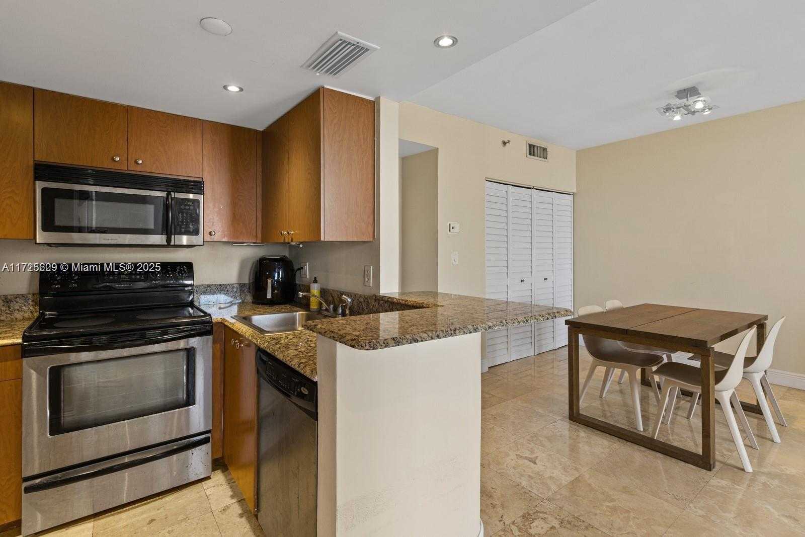 Small Image of 770 CLAUGHTON ISLAND DR #PH21, Miami Number 11