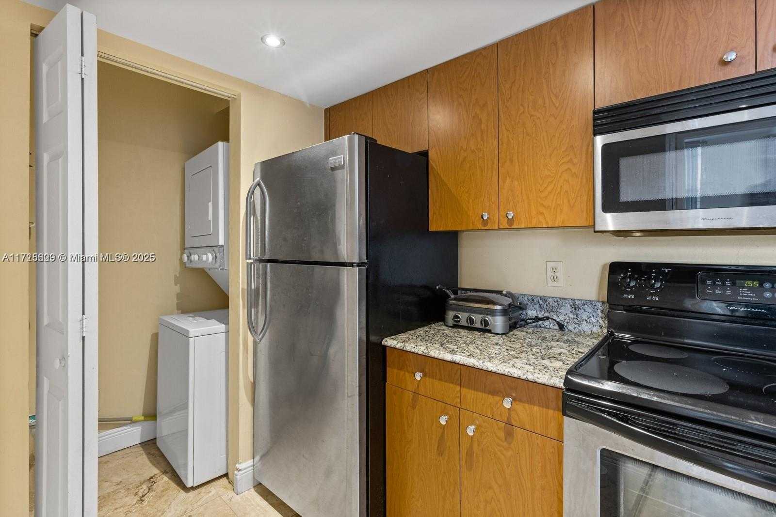 Small Image of 770 CLAUGHTON ISLAND DR #PH21, Miami Number 12