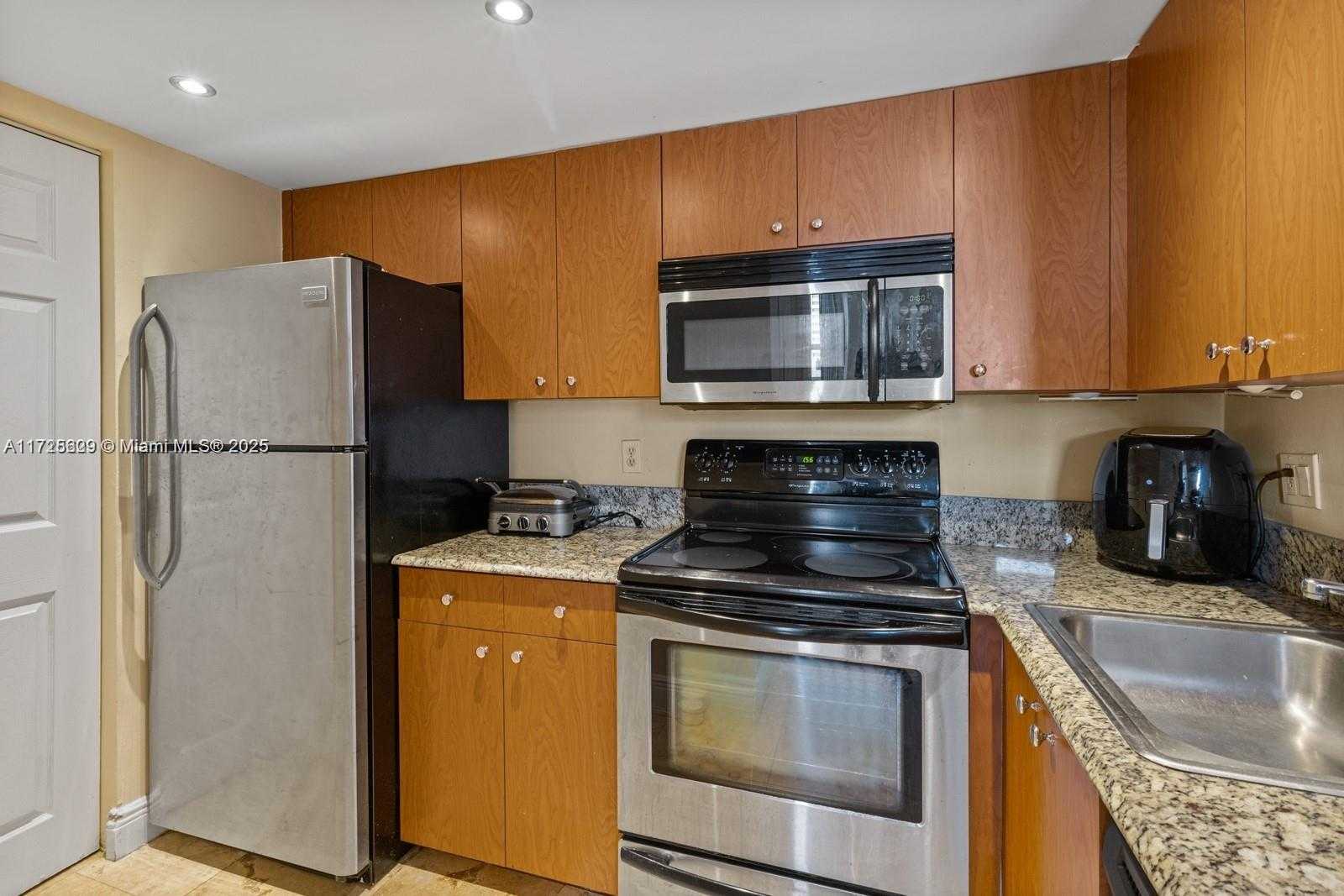 Small Image of 770 CLAUGHTON ISLAND DR #PH21, Miami Number 13