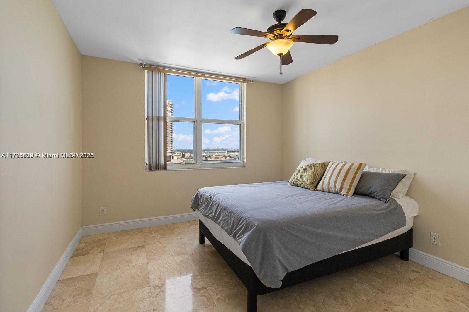 Small Image of 770 CLAUGHTON ISLAND DR #PH21, Miami Number 14