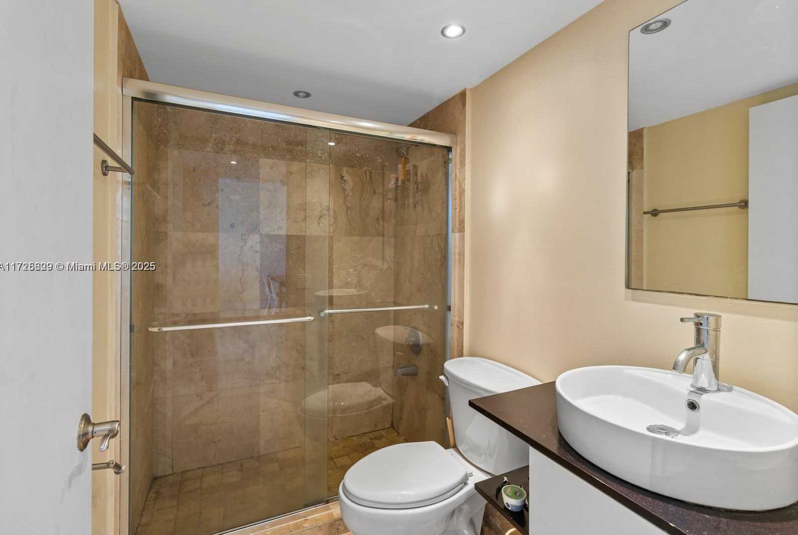 Small Image of 770 CLAUGHTON ISLAND DR #PH21, Miami Number 15
