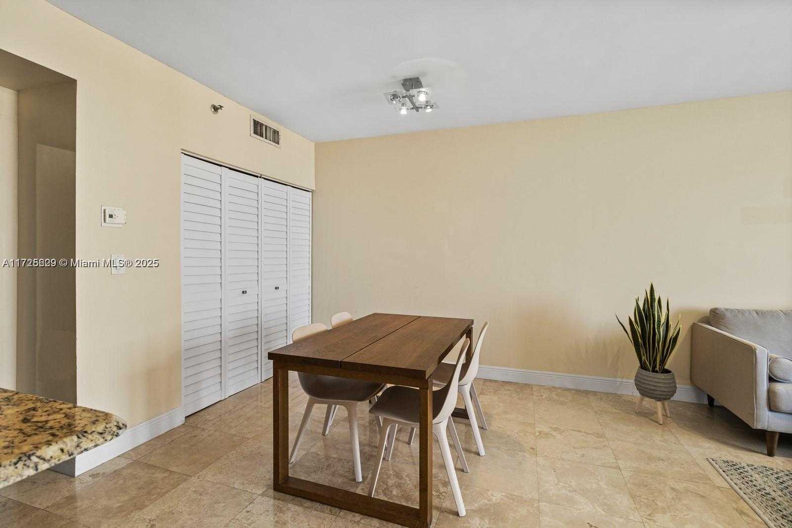 Small Image of 770 CLAUGHTON ISLAND DR #PH21, Miami Number 6