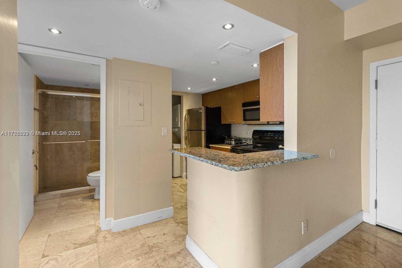 Small Image of 770 CLAUGHTON ISLAND DR #PH21, Miami Number 8