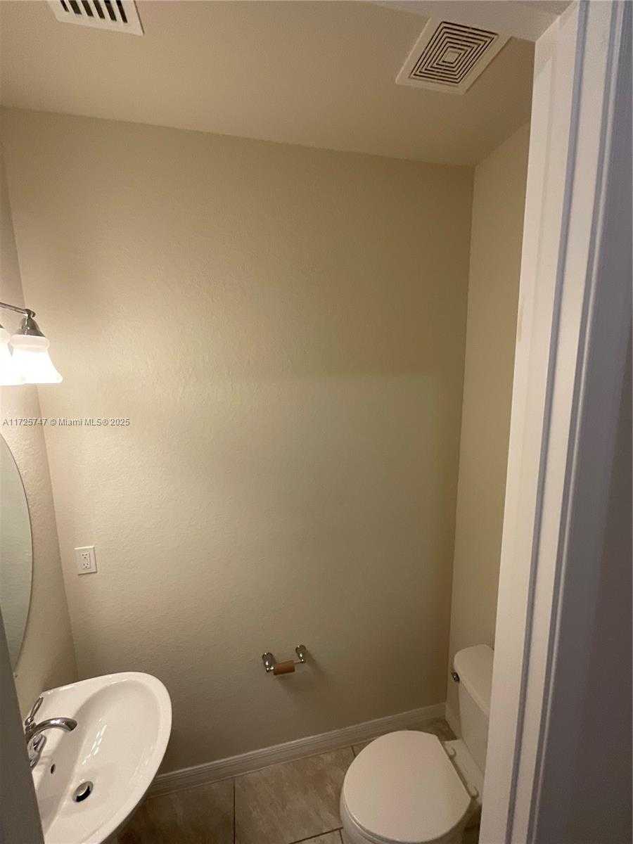 Small Image of 2131 NORTH APPLETON CIR N, Oakland Park Number 25