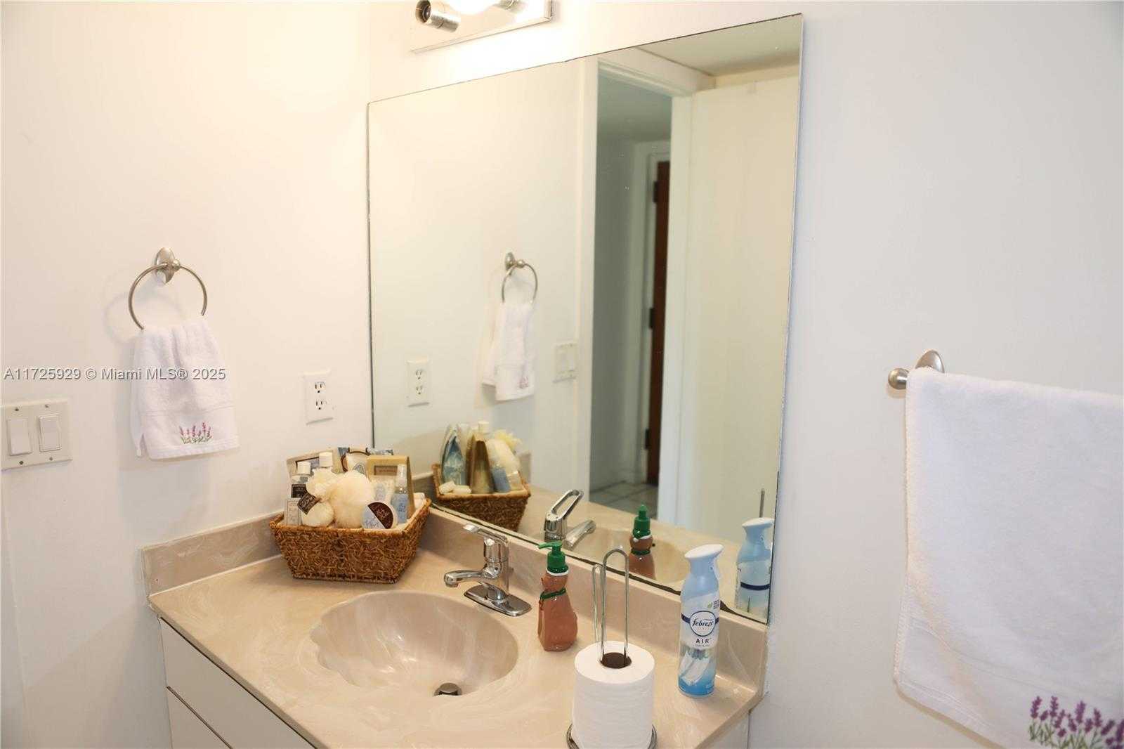 Small Image of 55 OCEAN LANE DR #3030, Key Biscayne Number 16