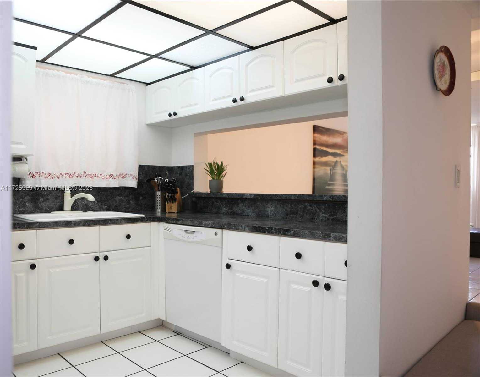 Small Image of 55 OCEAN LANE DR #3030, Key Biscayne Number 30