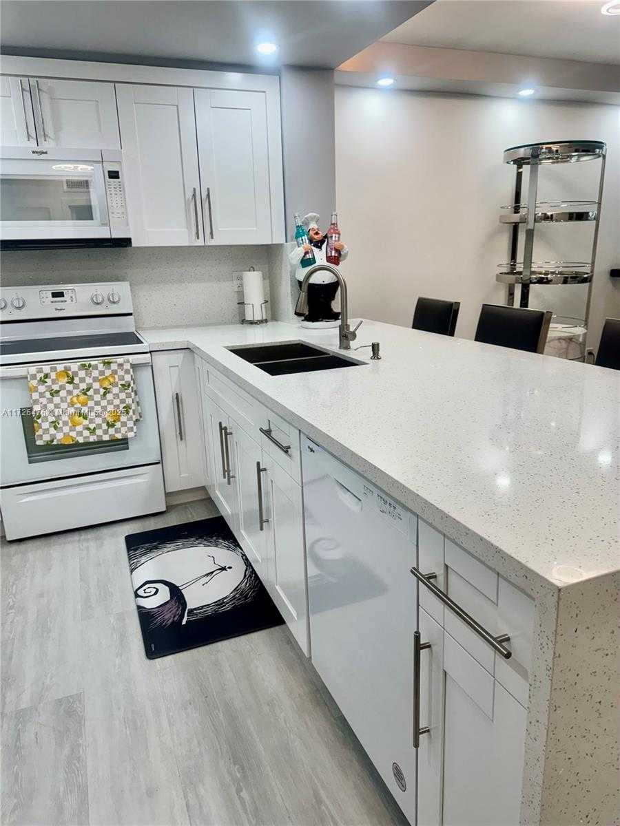 Small Image of 3725 NE 169th St, North Miami Beach, FL 33160, USA Number 20