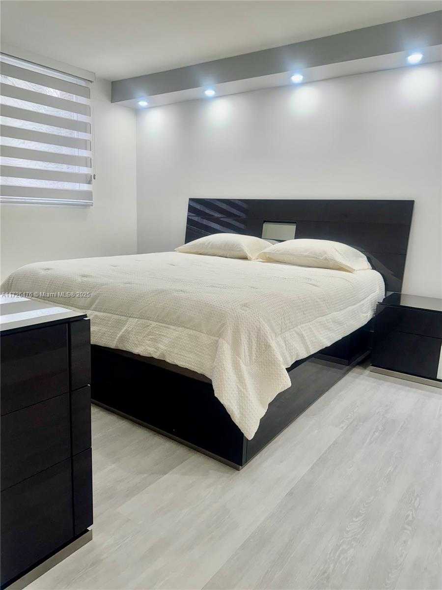 Small Image of 3725 NE 169th St, North Miami Beach, FL 33160, USA Number 23