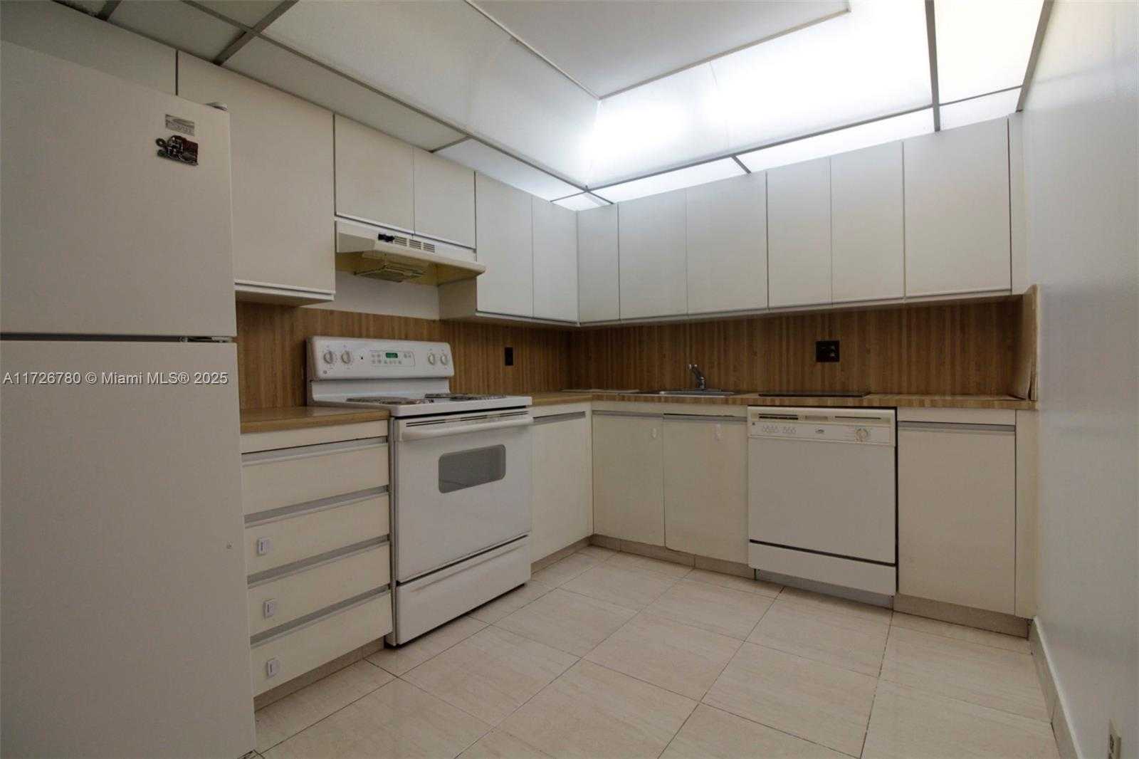 Small Image of 2500 PARKVIEW DR #315, Hallandale Beach Number 30