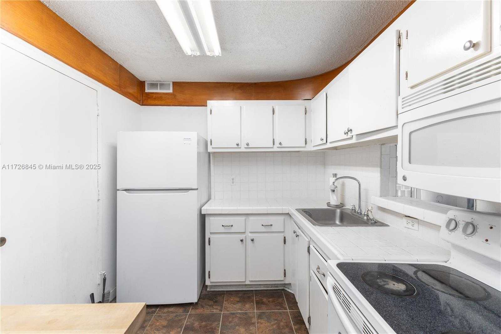 Small Image of 345 OCEAN DR #304, Miami Beach Number 18