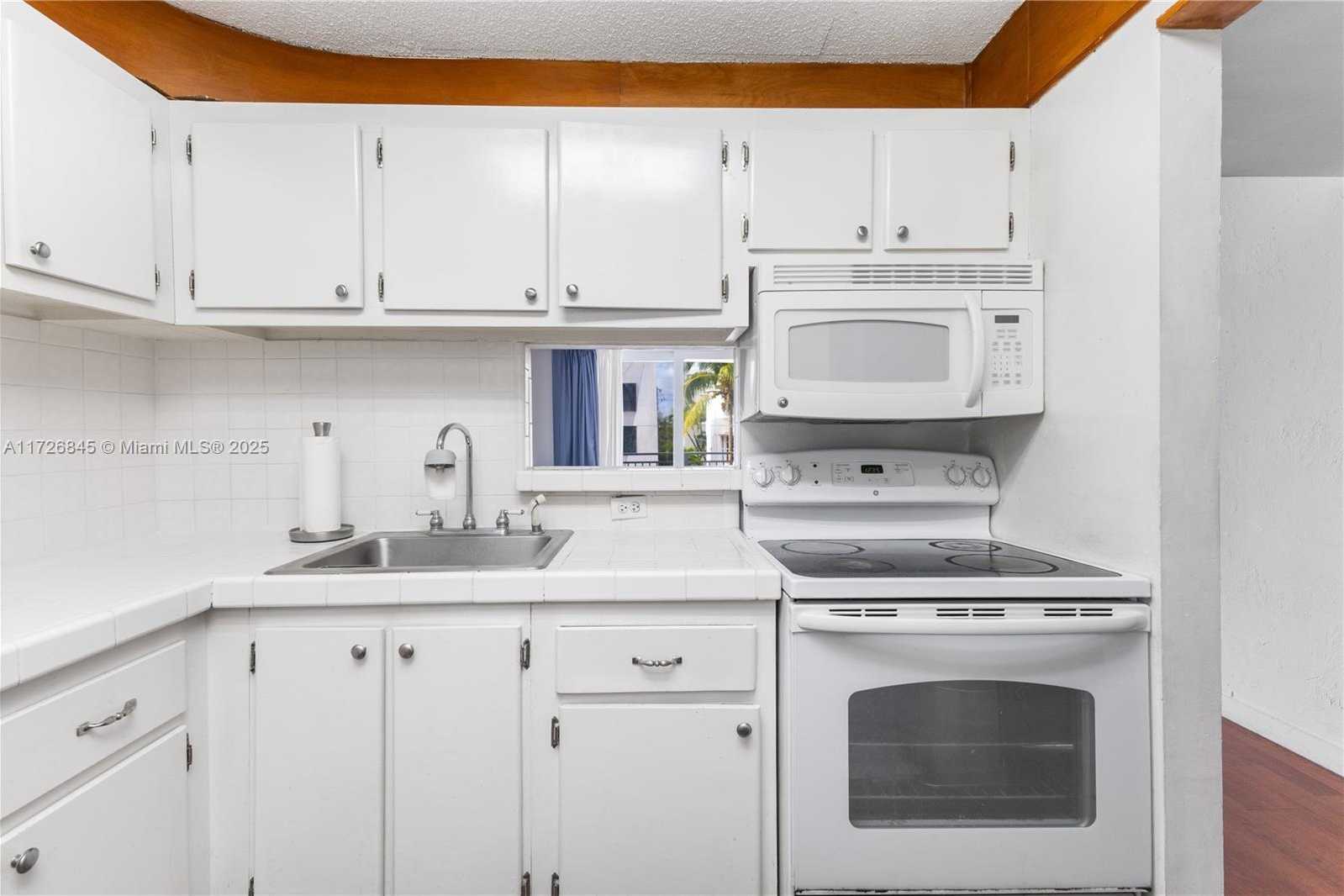 Small Image of 345 OCEAN DR #304, Miami Beach Number 19